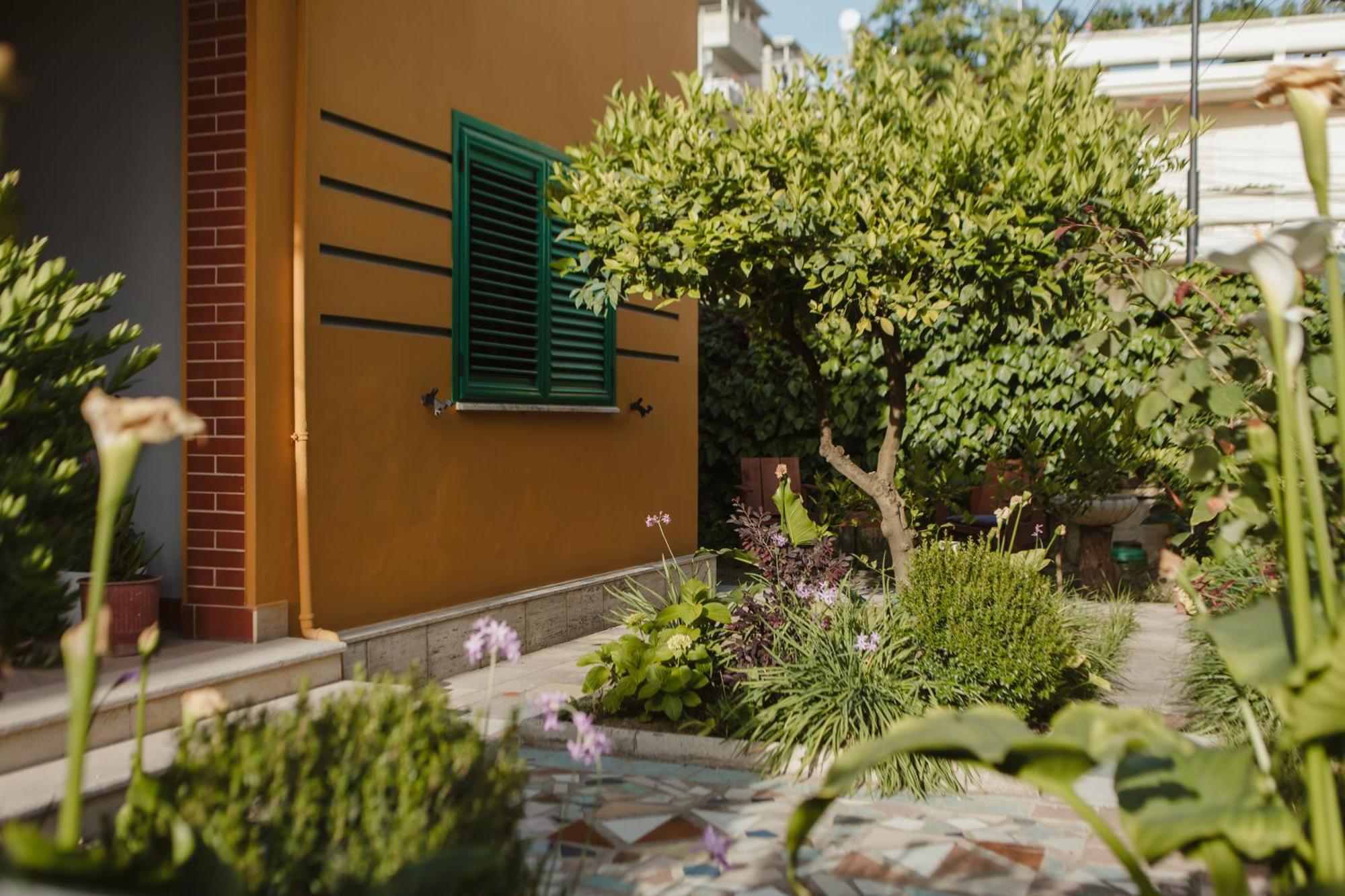 Rare Durres Apartment With Private Parking & Garden Exterior foto